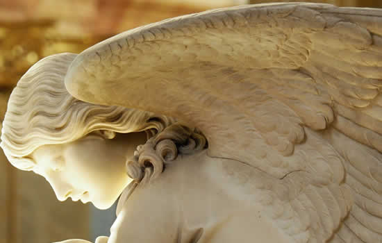 Statua funebre di una figura sacra